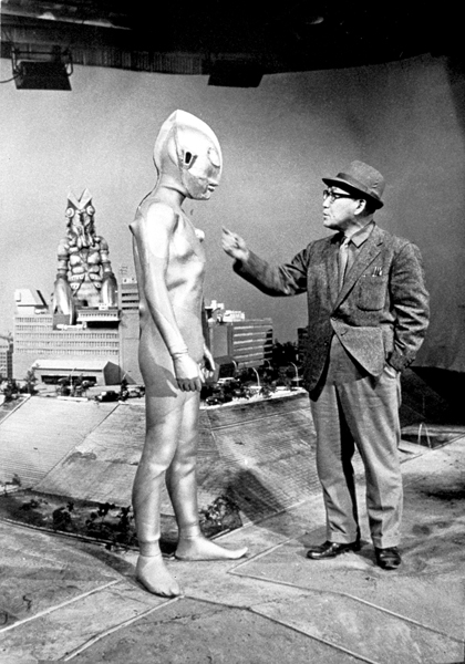 Tsuburaya Eiji, le grand maître des effets spéciaux, lors du tournage de l’épisode 2 avec l’horrible Baltan. CR : Tsuburaya Pro