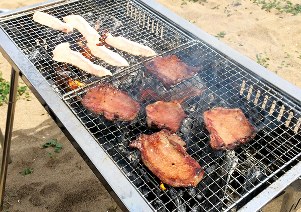 Faire un barbecue relève de l’expédition, mais quel plaisir d’en profiter. CR :Maeda Haruyo