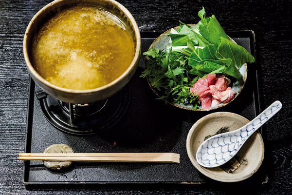 C’est une cuisine simple que le “cuisinier de la terre” propose à sa clientèle. -Jérémie Souteyrat pour Zoom Japon-