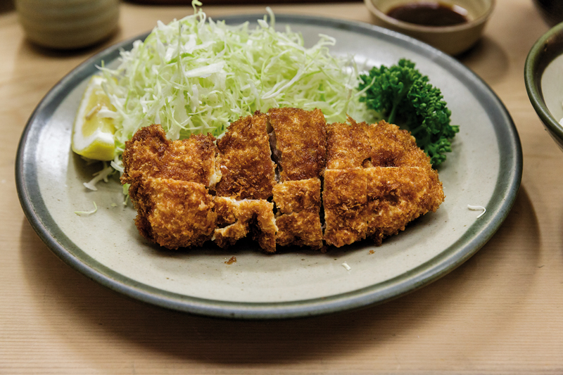 Un hirekatsu (filet mignon de porc pané et frit) tel qu’il est servi dans la plupart des restaurants de tonkatsu. ©Jérémie Souteyrat pour Zoom Japon