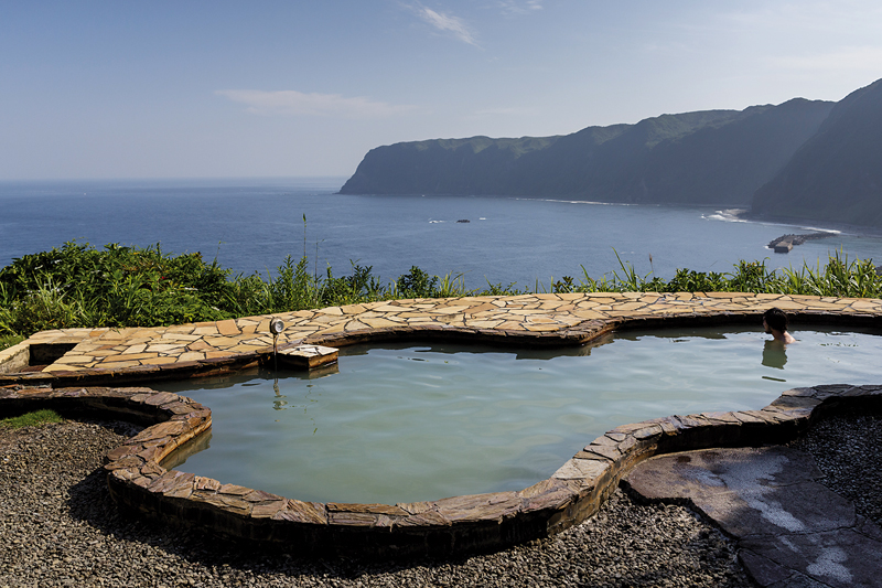 Le rotenburo (bain extérieur) de Miharashi no Yu offre une vue imprenable sur le Pacifique. ©Jérémie Souteyrat pour Zoom Japon