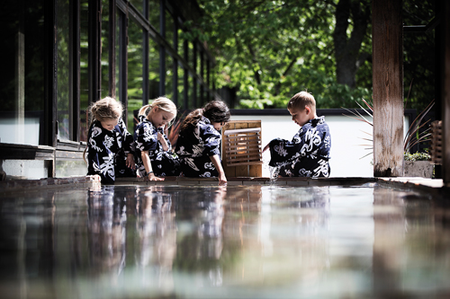 Comme au Japon, il est de mise de porter le yukata pendant son séjour à Yasuragi. ©Yasuragi