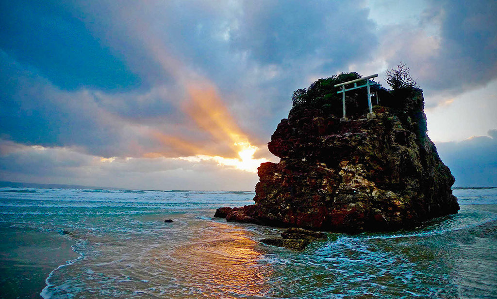 La plage sacree d’Izumo accueille les divinités kami du Japon