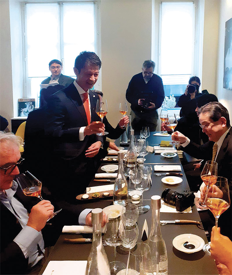 Degustation de huitres de Hiroshima a Paris avec le prefet Yuzaki Hidehiko